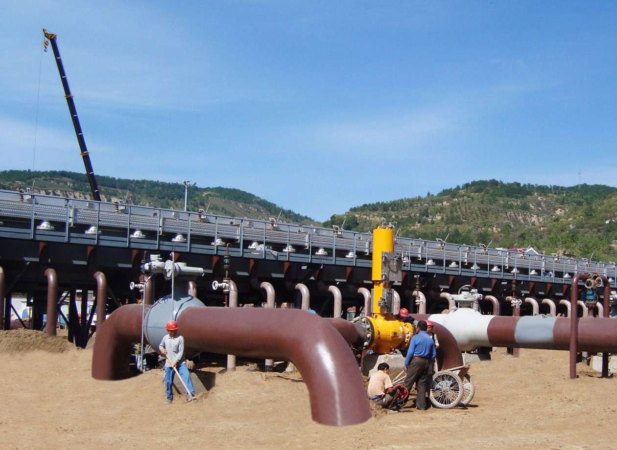 西氣東輸一線空冷器正在延川壓氣站安裝調試.jpg